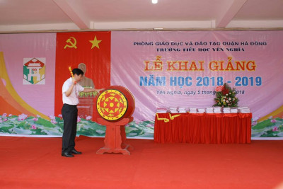 Đồng chí Nguyễn Văn Trường - Phó Bí thư thường trực Quận ủy Hà Đông đánh trống khai trường!